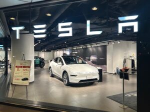 テスラ新宿 Tesla Shinjuku